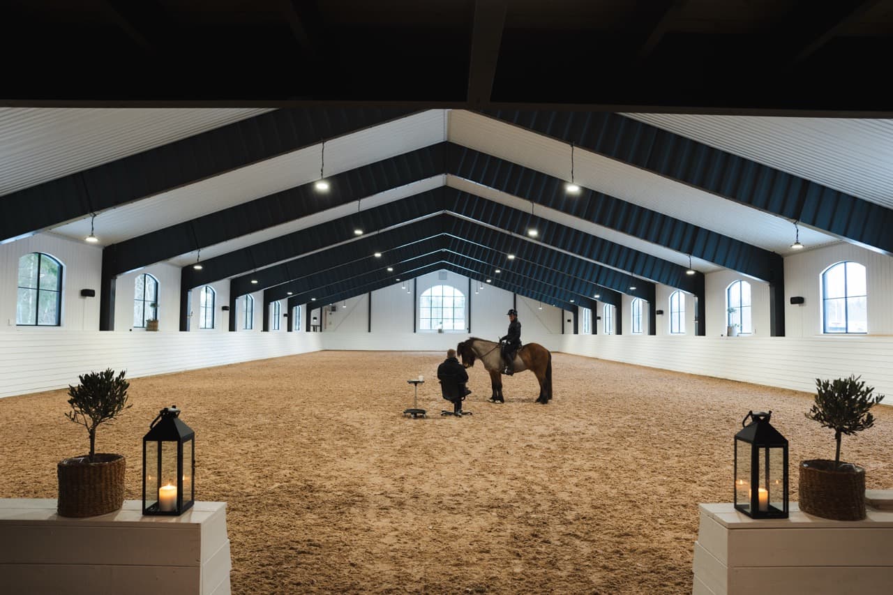 Ryttare och tränare i ridhallen
